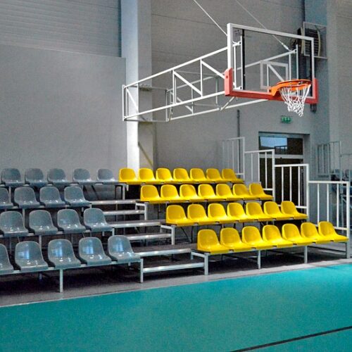 Indoor tribune Montreal uitgevoerd met 4 zitrijen en 2 kleuren zitjes